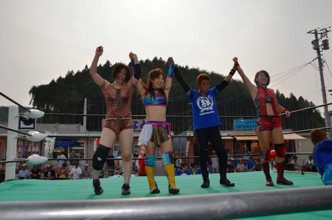 3対3の6人タッグを制した藤田あかね選手、藤本つかさ選手、志田光選手（左から）