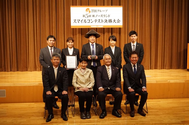 ノースランド3_最優秀店舗に選ばれた富山駅北店のスタッフと同社経営陣
