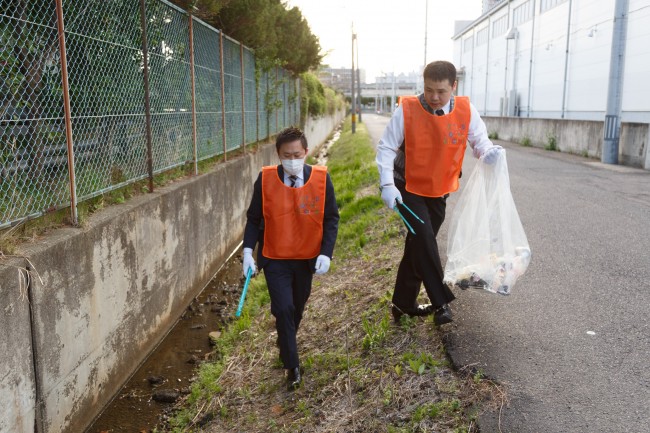 ニラク美術館通り店、地域社会へ感謝の気持ちを込めて清掃を実施