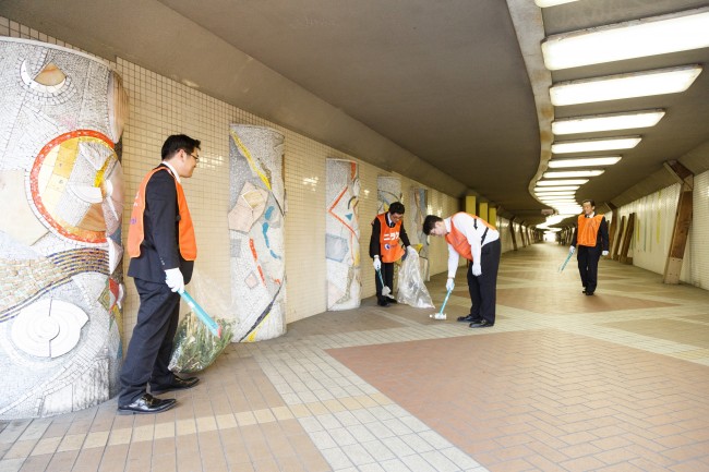 ニラク美術館通り店、地域社会へ感謝の気持ちを込めて清掃を実施