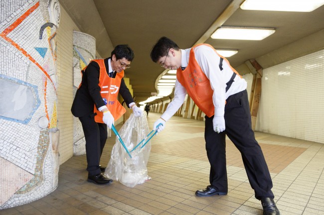 ニラク美術館通り店、地域社会へ感謝の気持ちを込めて清掃を実施