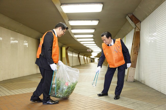 ニラク美術館通り店、地域社会へ感謝の気持ちを込めて清掃を実施